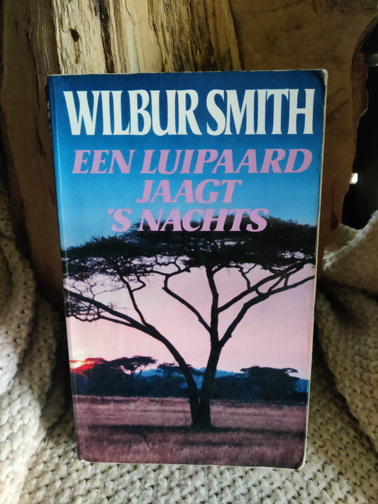 Een luipaard jaagt 's nachts