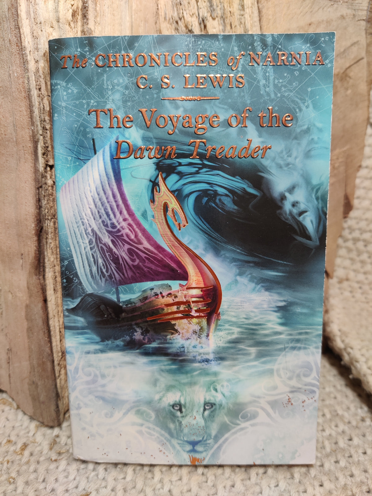 Boekkaft van The Voyage of the Dawn Treader door C.S. Lewis - Boekendraak
