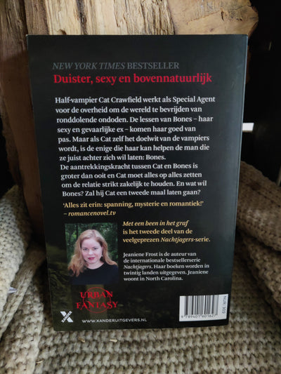 Met een been in het graf