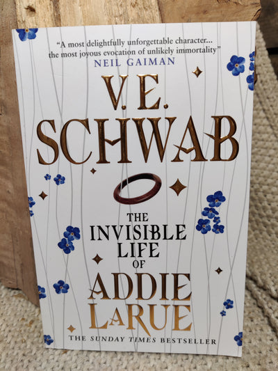 Boekkaft van The invisible life of Addie LaRue door V.E. Schwab - Boekendraak