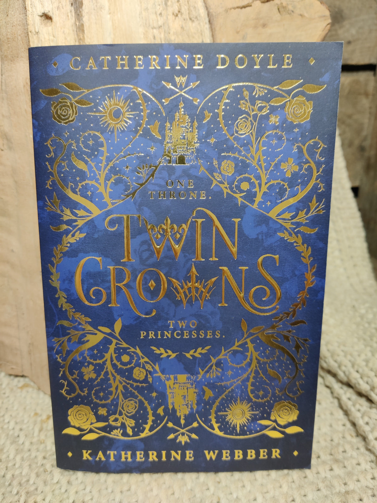 Boekkaft van Twin Crowns door Catherine Doyle - Boekendraak